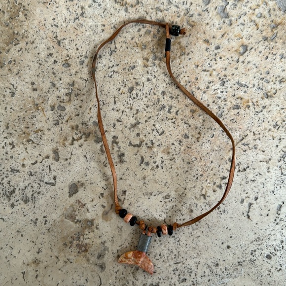 Vintage stone and leather whale tail necklace - Picture 1 of 3